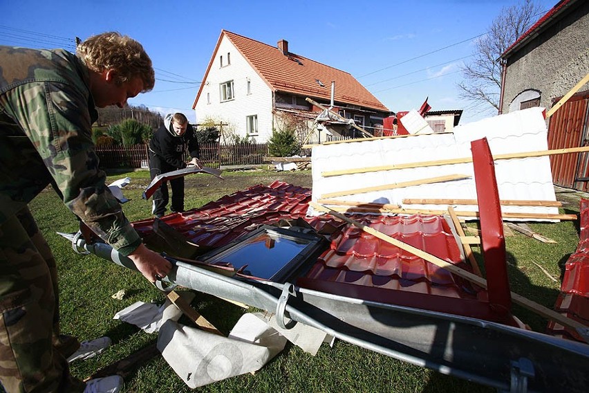 Jelenia Góra. Strażacy i energetycy usuwają skutki wichury (ZDJĘCIA I FILMY)