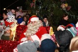 Gwiazdka w Ino. Tłumy mieszkańców bawiły się ze św. Mikołajem w centrum Inowłodza [zdjęcia]