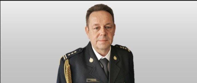 Na kolejnych slajdach oświadczenie majątkowe starszego brygadiera Jarosława Piekarskiego, komendanta powiatowego Państwowej Straży Pożarnej w Zduńskiej Woli.
