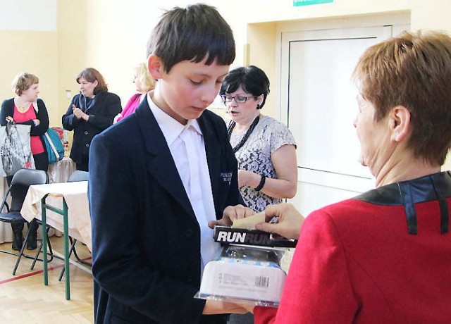 Piotr Krajenta odbiera nagrodę z rąk Hanny Nowak z referatu oświaty włocławskiego magistratu.