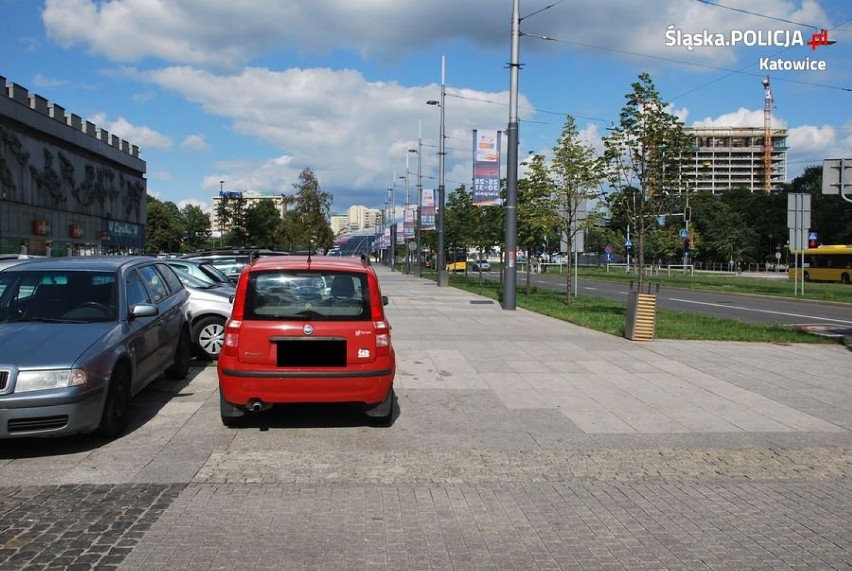 Katowice: Samochody na ścieżkach rowerowych, chodnikach, przystankach... [ZDJĘCIA]