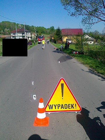 Wypadek w Konieczkowej. Zderzył się motorower z autem [zdjęcia]