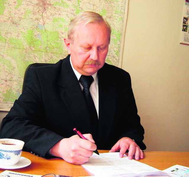 Piotr Kuroszczyk, wójt gminy Ostrów oszczędza na administracji