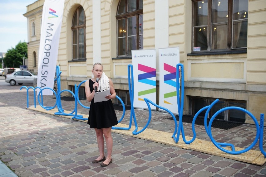 Kraków. Niezależni projektanci stworzyli nietypowy stojak na rowery [ZDJĘCIA]