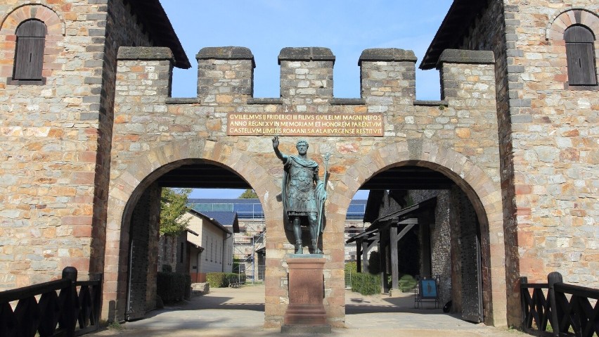 Saalburg - wejście do zrekonstruowanego rzymskiego fortu
