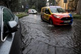 Zalane ulice w Krakowie, podtopione posesje pod miastem, rozlewiska na drogach. Pogoda daje we wtorek w kość