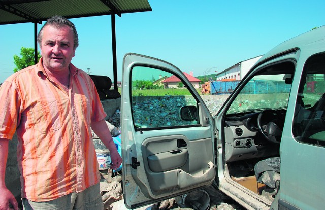 Robert Wiklowski pokazuje firmowe auto całkowiecie zniszczone przez powódź. Cztery pojazdy idą na złom