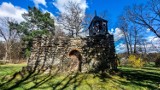 Tajemnicze ruiny kościółka w Podgórzycach są tylko 19 minut od Żar. Podobno ufundował go książę Henryk I Brodaty