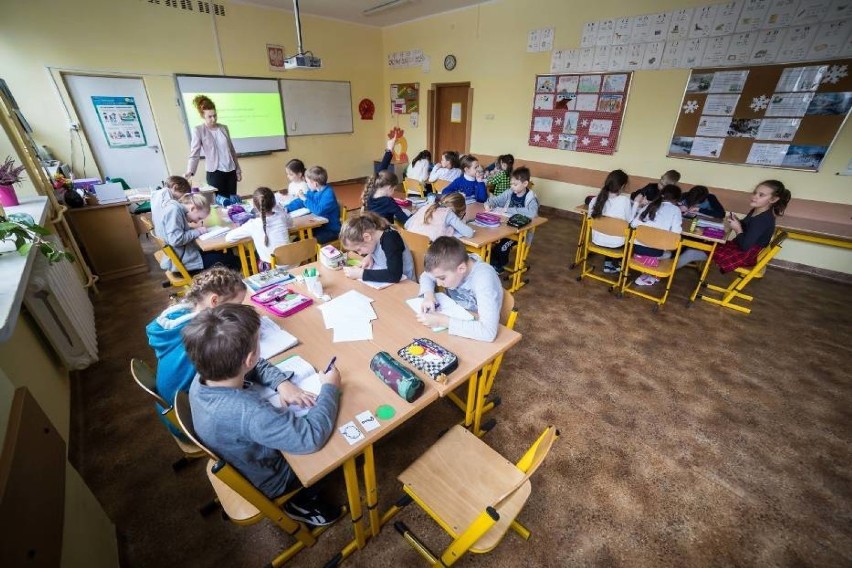 Sytuacja w warszawskich szkołach jest coraz trudniejsza. "Starsi nauczyciele bardzo obawiają się powrotu"