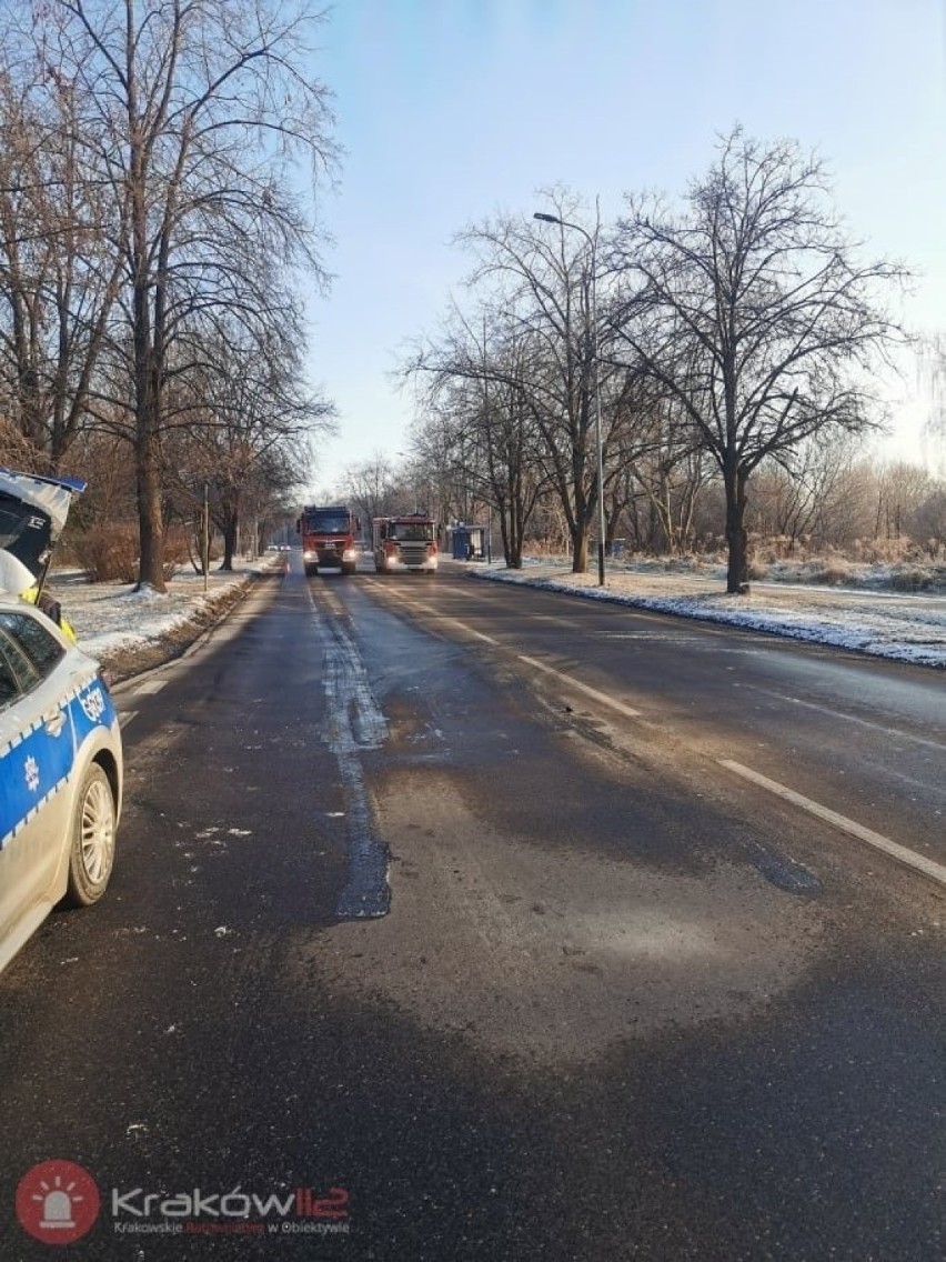 Groźny wypadek na ul. Kocmyrzowskiej. Poszkodowany kierowca i dwa zdewastowane auta