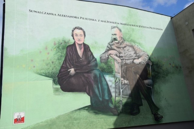Na Szkole Podstawowej nr 2 w Suwałkach widnieje mural przedstawiający Aleksandrę Piłsudską z mężem Józefem