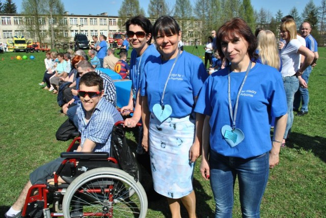 Na terenie Specjalnego Ośrodka Szkolno-Wychowawczego nr 1 w Przemyślu odbył się piknik z okazji Światowego Dnia Autyzmu.

Światowy Dzień Autyzmu ustanowiony został przez Zgromadzenie Ogólne ONZ. Elementem wspólnym tej kampanii społecznej jest kolor niebieski będący wyrazem solidarności z osobami z autyzmem. Polska akcja, tego międzynarodowego ruchu, jest obchodzona w wielu miastach – w tym roku odbyła się również w Przemyślu. Z zaproszenia do udziału w tym przedsięwzięciu skorzystali  funkcjonariusze służb mundurowych.