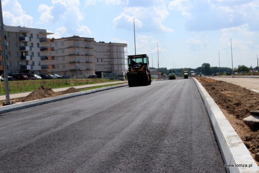 Na ulicy Zawadzkiej i Poligonowej kładziony jest asfalt