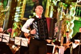 Koncert Marcina Wyrostka w Święto Niepodległości w Jeleniej Górze. Jeleniogórzanie śpiewali razem "Pierwszą brygadę" i inne pieśni