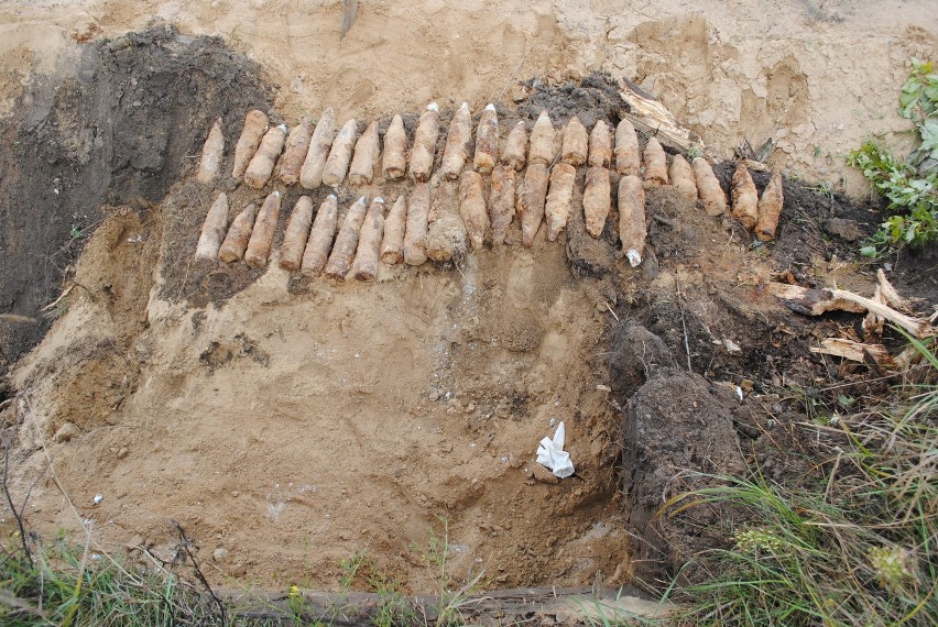 37 sztuk pocisków odkopano w Jelni. Znaleziono je podczas przebudowy drogi