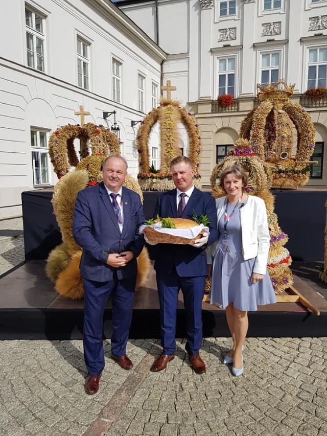 Rafał Pelc (nz. w środku) rolnik z Kupiatycz koło Przemyśla był tegorocznym starostą Dożynek Prezydenckich w Warszawie. Po lewej wicemarszałek podkarpacki Piotr Pilch.