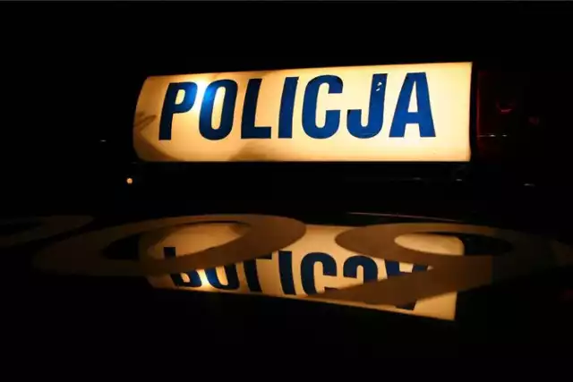Nielegalne wyścigi samochodowe w Żychlinie. Policjanci wylegitymowali blisko 30 osób