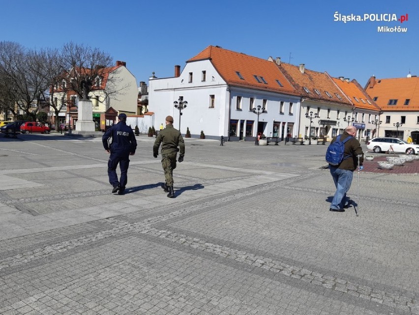 Żołnierze z policjantami na ulicach Mikołowa, Łazisk Górnych i Orzesza. Kary mogą wynieść do 30 tys. zł
