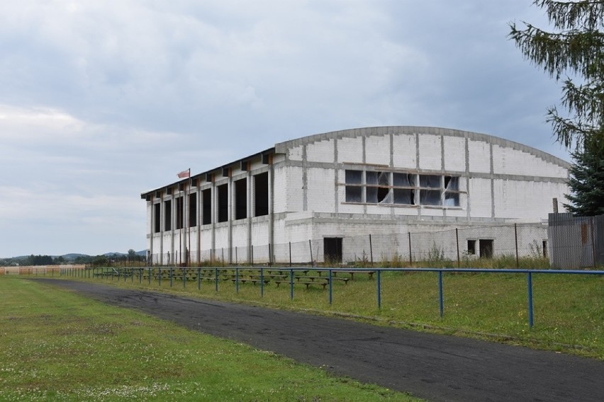 W Kobylance trwa budowa hali sportowej. Mamy zdjęcia