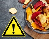 Tego nie jedz! GIS ostrzega: wysoki poziom rakotwórczej substancji w warzywnych chipsach nie tylko z Lidla. To zagrożenie dla konsumentów