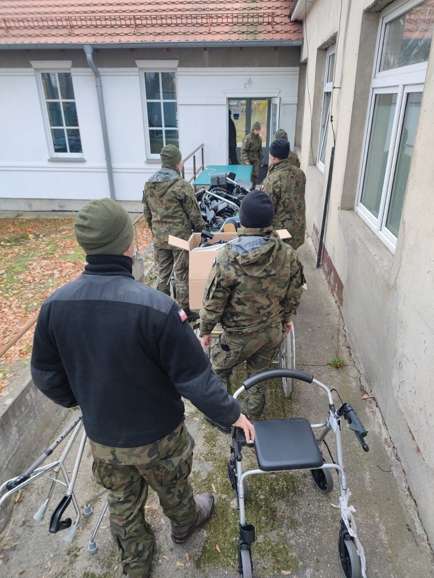 Krośnieńscy żołnierze pomogli przy rozładunku sprzętu dla...
