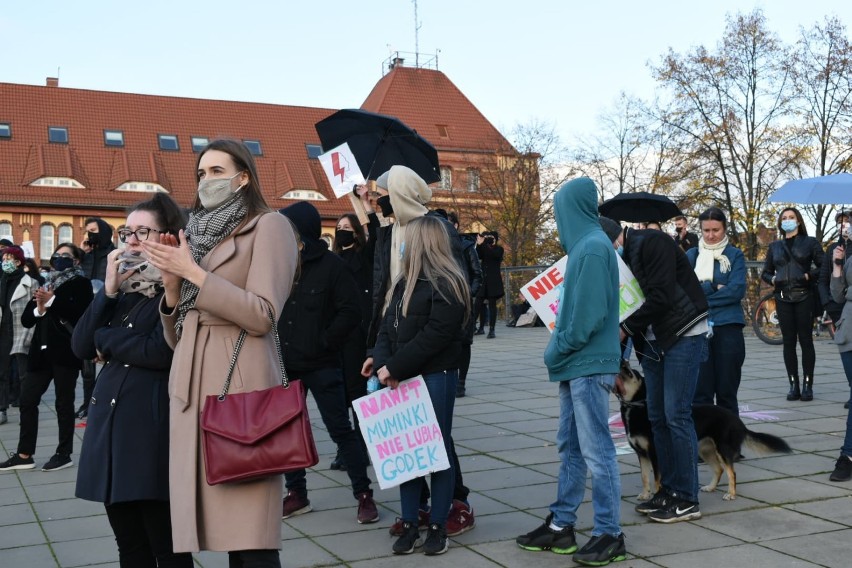 Protesty kobiet w Szczecinie i Policach. Pierwsze zarzuty dla organizatorek strajków
