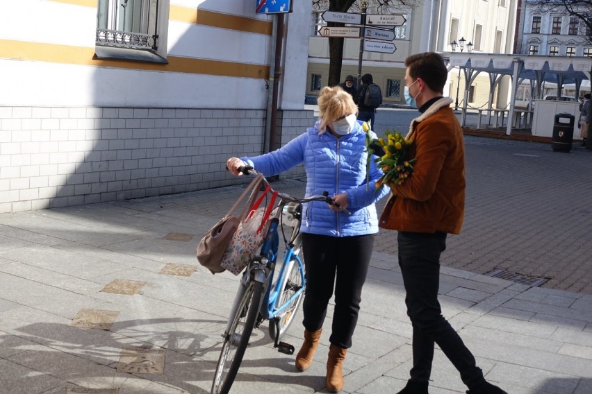 Leszno. Panie w centrum miasta na Dzień Kobiet otrzymały kwiaty. Wręczał je Michał Lembicz, finalista Mistera Polski, model i aktor ZDJĘCIA