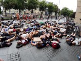 Happening "Die-In" w sprawie obrony klimatu. Protestowali w centrum