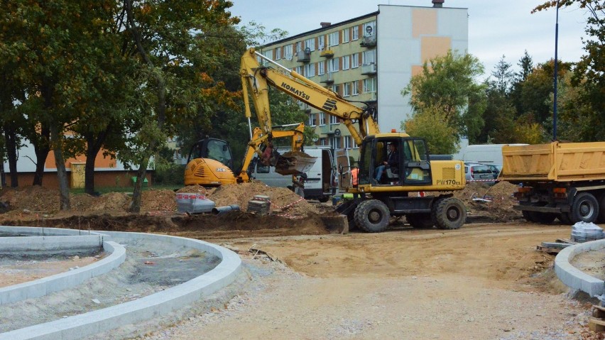 Trwa budowa ronda na ul. Jagiellońskiej w Radomsku. Będzie opóźnienie [ZDJĘCIA]