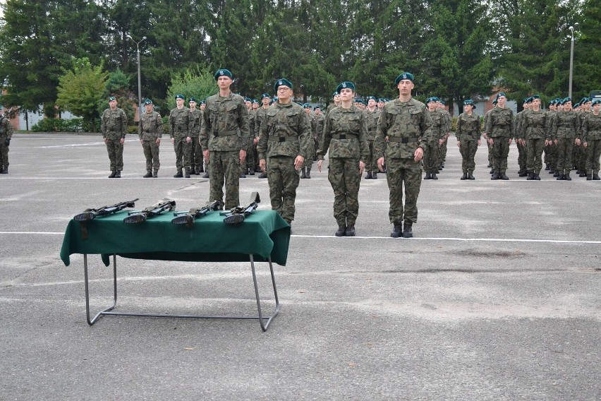 płk Tomasz  Biedziak  wręczył pierwszą służbową broń żołnierzom Dobrowolnej Zasadniczej Służby Wojskowej oraz Legii Akademickiej