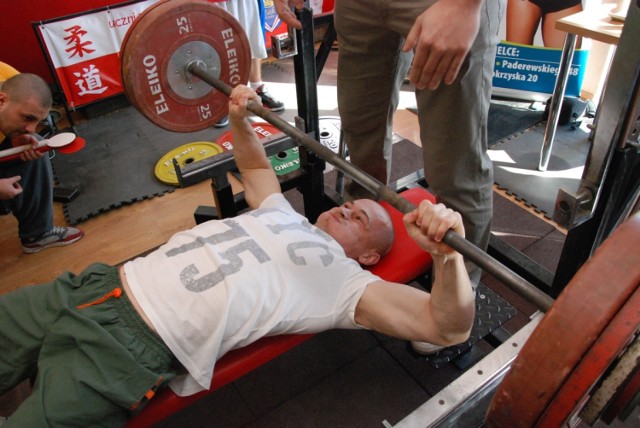 Rafał Dobrowolski podczas próby podniesienie sztangi z ciężarem 142,5 kilograma.