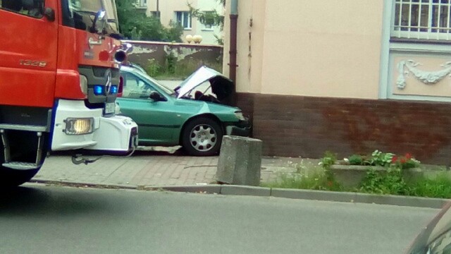 Do groźnego wypadku doszło w poniedziałek, 31 lipca. Na ul. Piastowskiej w Kostrzynie nad Odrą. Kierowca peugeota wypadł z drogi i uderzył w budynek poczty.

O tym wypadku poinformowali nas mieszkańcy Kostrzyna. - Ktoś musiał jechać bardzo szybko, bo wypadł z jezdni i uderzył w narożnik poczty - mówią nam kostrzynianie. Te informacje potwierdza policja. - 30-letni kierowca stracił panowanie nad samochodem, wypadł z drogi i uderzył w budynek - mówi Grzegorz Jaroszewicz z zespołu prasowego Komendy Wojewódzkiej Policji w Gorzowie. 

Okazało się, że obrażenia kierowcy były na tyle poważne, że trzeba było go przetransportować do szpitala śmigłowcem Lotniczego Pogotowia Ratunkowego. - To cud, że w tym czasie nikt nie szedł chodnikiem. Przecież to centrum miasta i teraz chodzi tu jeszcze więcej ludzi, niż zwykle. Przechodzą tędy nie tylko mieszkańcy, ale też woodstockowicze - mówią kostrzynianie.

Zobacz też wideo: Golf roztrzaskał się o drzewo w Kostrzynie. Silnik wypadł z auta. Pasażer w szpitalu


Przeczytaj też:  Przeczytaj też: Groźny wypadek na ruchliwym skrzyżowaniu w Kostrzynie [ZDJĘCIA]

