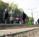 Przystanek na Bronowicach: Piesi chodzą po trawniku