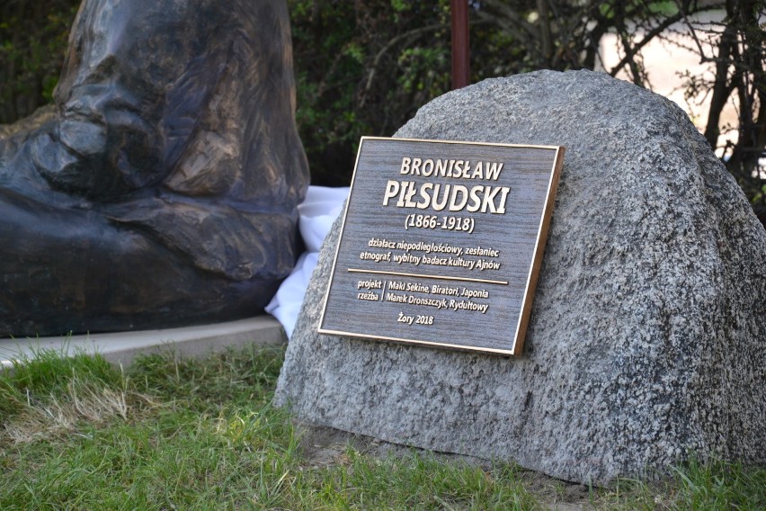 Kim był Bronisław Piłsudski? To jego pomnik odsłonięto przy muzeum w Żorach [WIDEO]
