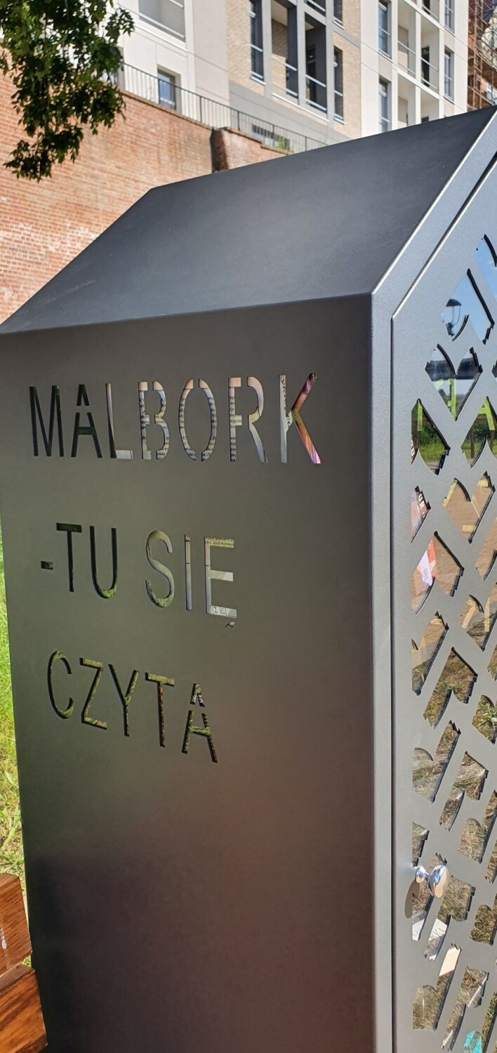 Malbork. Wypożyczalnia książek nad Nogatem. Na bulwarze stanął regał, który zachęca do czytania