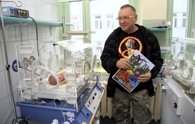 Jurek Owsiak wśród noworodków na Oddziale Neonatologii, Patologii Noworodka i Intensywnej Terapii