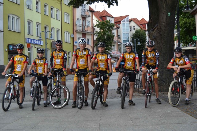 Skąd pomysł zorganizowania Masy Krytycznej? - Skontaktowała się z nami Szprycha - stowarzyszenie rowerowe ze Słupska - mówi Mateusz Dziedziński ze stowarzyszenia Lew Lębork.  - Poinformowali nas, że mają kilkaset koszulek z projektu "Fundusze na kulturę", projektu który ma za zadanie organizowanie Mas Krytycznych, czyli przejazdów rowerowych przez miasta na terenie całego kraju. Szprycha taki  przejazd organizuje  w Słupsku, zapytali czy nie chcielibyśmy podobnego zrobić z nimi w Lęborku.

Wychodził sobie protezę