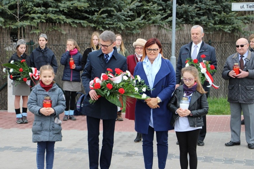 Szamotuły. Kwiaty pod pomnikiem generała Maczka w 127 rocznicę urodzin