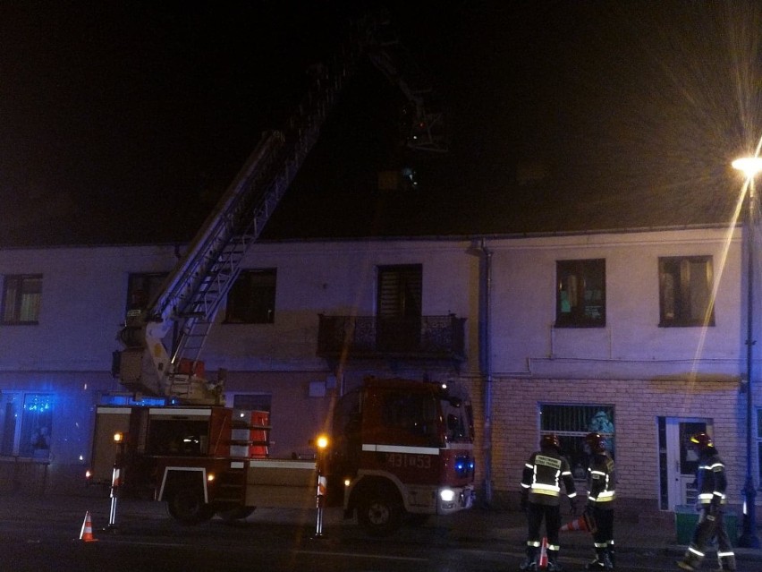 Pożar sadzy w kominie domu przy ulicy Piłsudskiego w Końskich. Akcja strażaków 