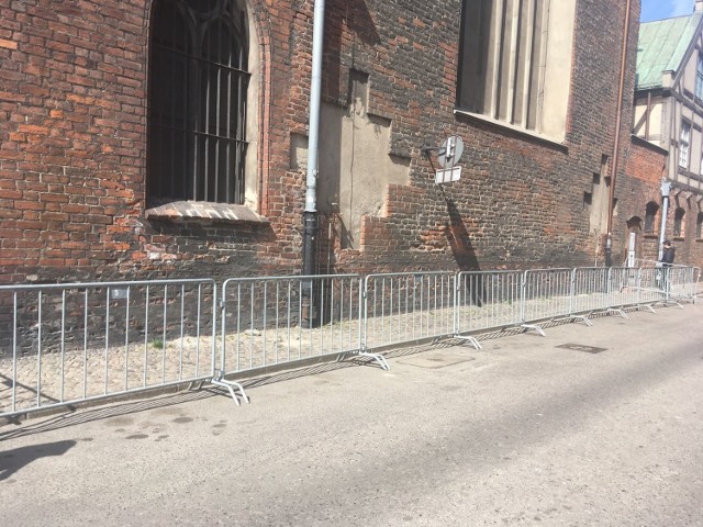 Stan wschodniej ściany prezbiterium pogorszył się, dlatego zamknięto przejście od strony ulicy Lawendowej.