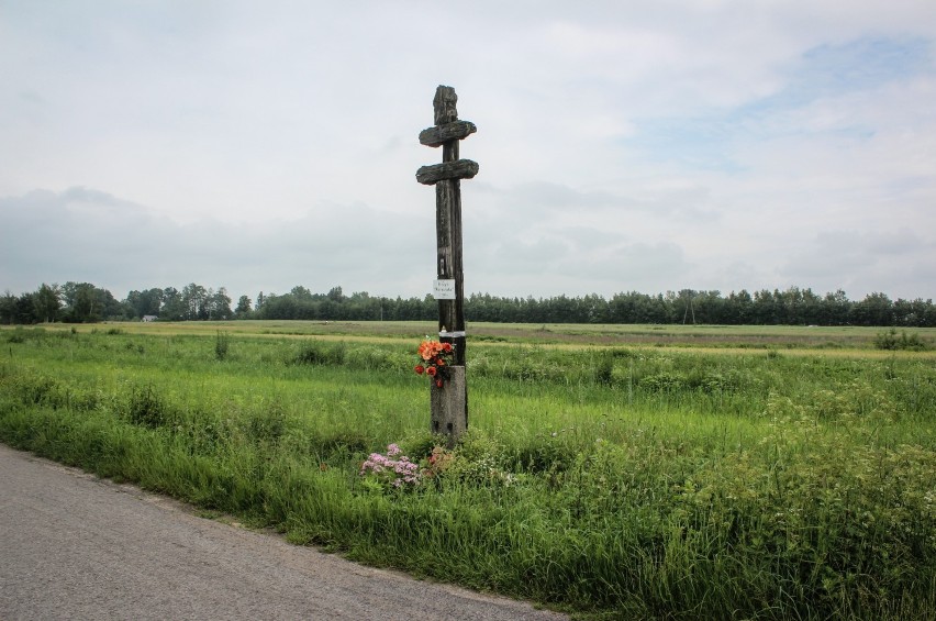 Stary krzyż ustawiony między Krzemieniem a Konstantowem w powiecie janowskim