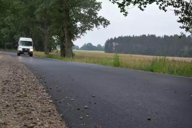 Tak prezentowało się pobocze drogi Wilcze Laski - Turowo oraz zbita kamieniem szyba pojazdu, który tam jechał