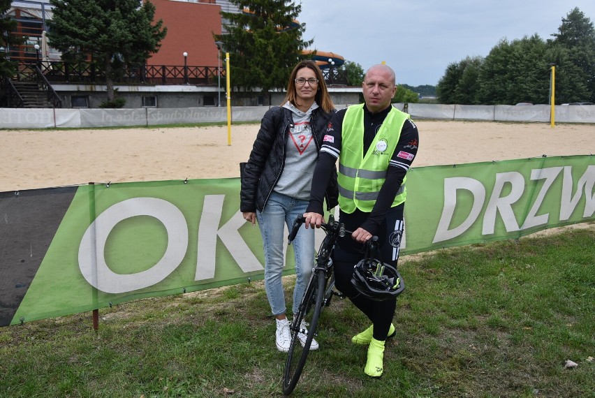 Wiatr mocno zmęczył rowerzystów. Do Chodzieży przybyli uczestnicy ultramaratonu kolarskiego "Hołd dla Ani"