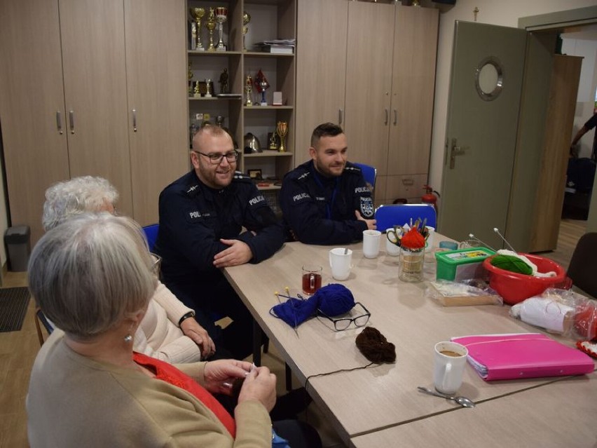 Policjanci informują seniorów o tym, z jakimi zagrożeniami...