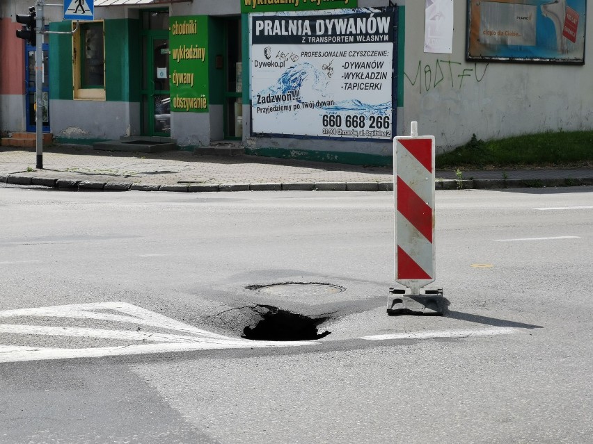 Zapadł się fragment drogi krajowej 79 w Chrzanowie. Nadal trwa naprawa jezdni 