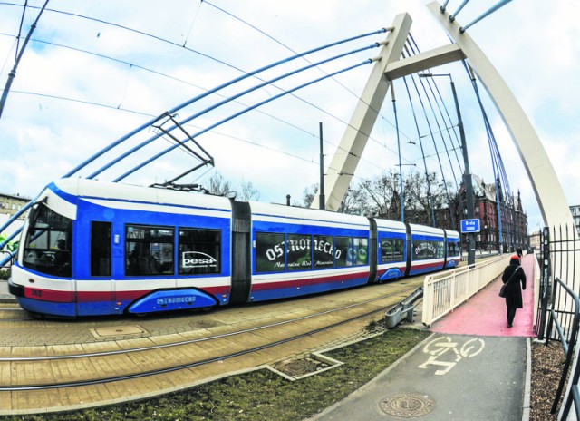 Według jednego z naszych Czytelników most tramwajowy Władysława Jagiełły, a dokładniej jego nowoczesna forma, nie pasuje do zabytkowego budynku przy Dworcowej.