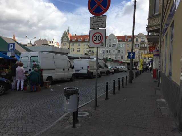 Na czym polegałyby zmiany? Ruch do Dąbrowskiego z Kraszewskiego były prowadzony ulicami rynek Jeżycki i Prusa. Dziś z ulicy za targowiskiem często korzystają dostawcy.