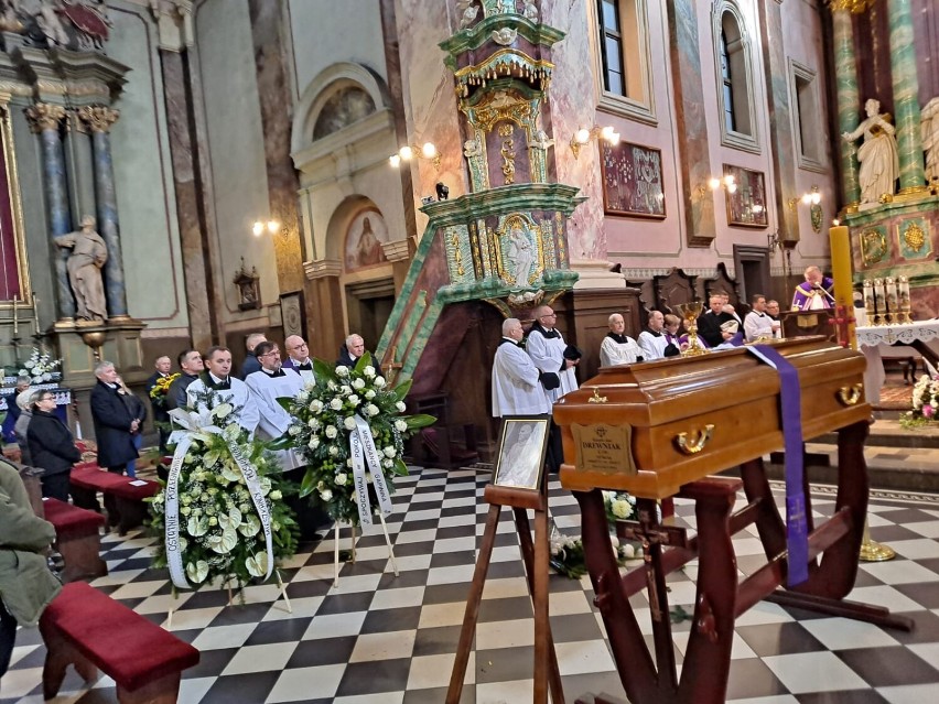 Pogrzeb ks. Jana Drewniaka. Filipina parafii w Studziannie żegnały tłumy wiernych ZDJĘCIA