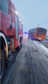 Ślisko na drogach w powiecie, samochody w rowach 