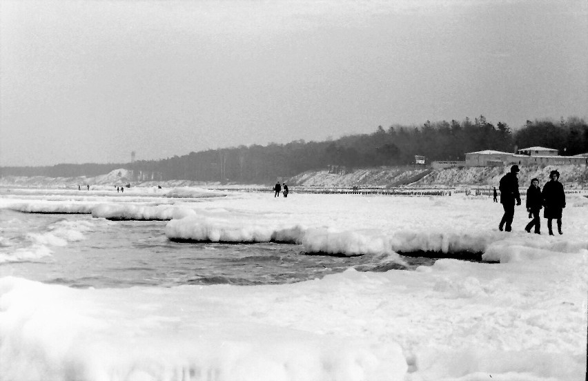 Zima Ustka 1972: Luty 1972, wschodnia plaża Ustki w zimowej...